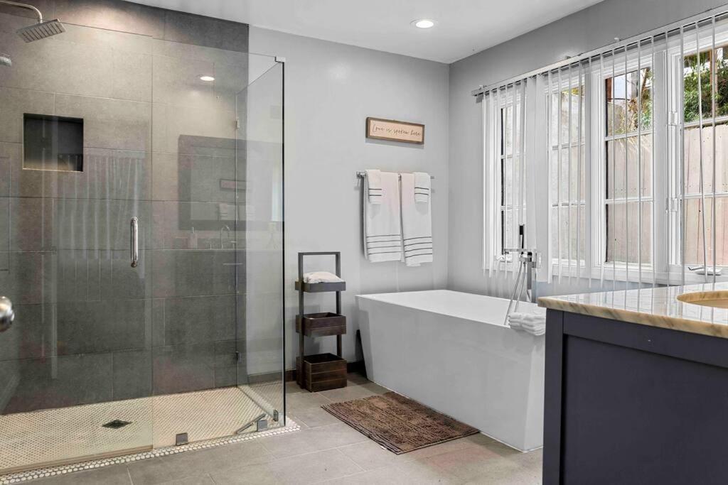 Stunning Mediterranean Mansion In Laurel Canyon Los Ángeles Exterior foto